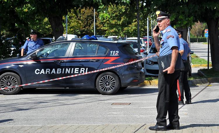 Ferito nel piazzale: svolta vicina nella caccia all’accoltellatore