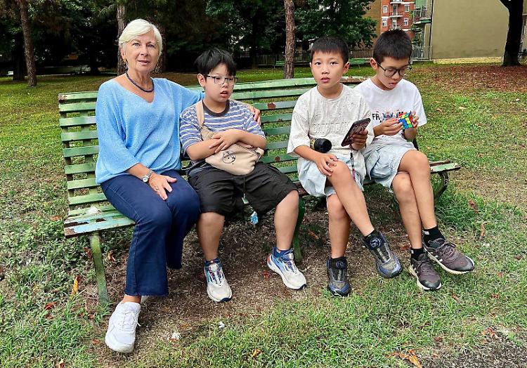 La 'maestra della panchina': in  dono le parole che danno voce  al cuore