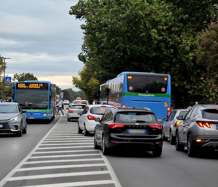 Prime campanelle, subito gli ingorghi: «A scuola in bici!»