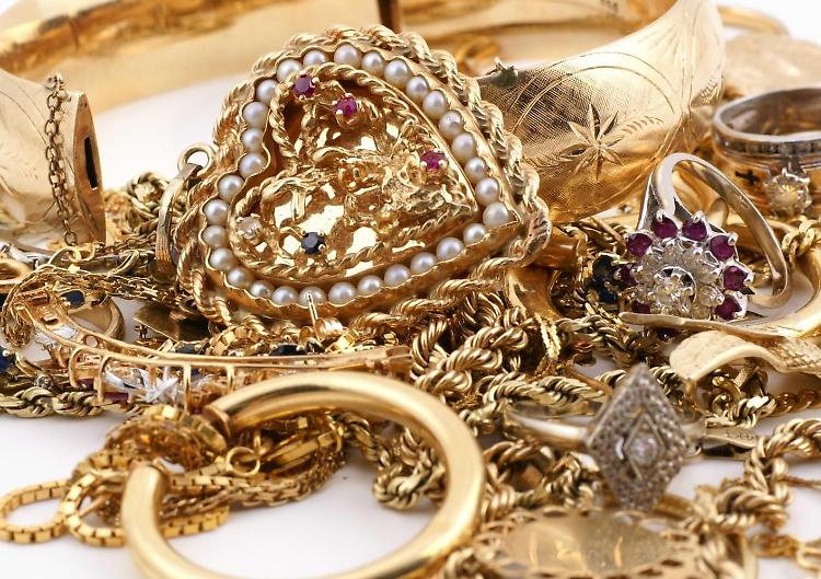 Colf nei guai per i gioielli