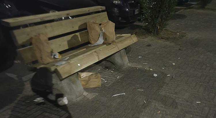 Nuove panchine subito trasformate in discarica: indignazione tra i residenti