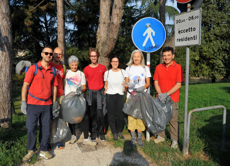 Quattromila volontari in azione: una catena umana contro i rifiuti