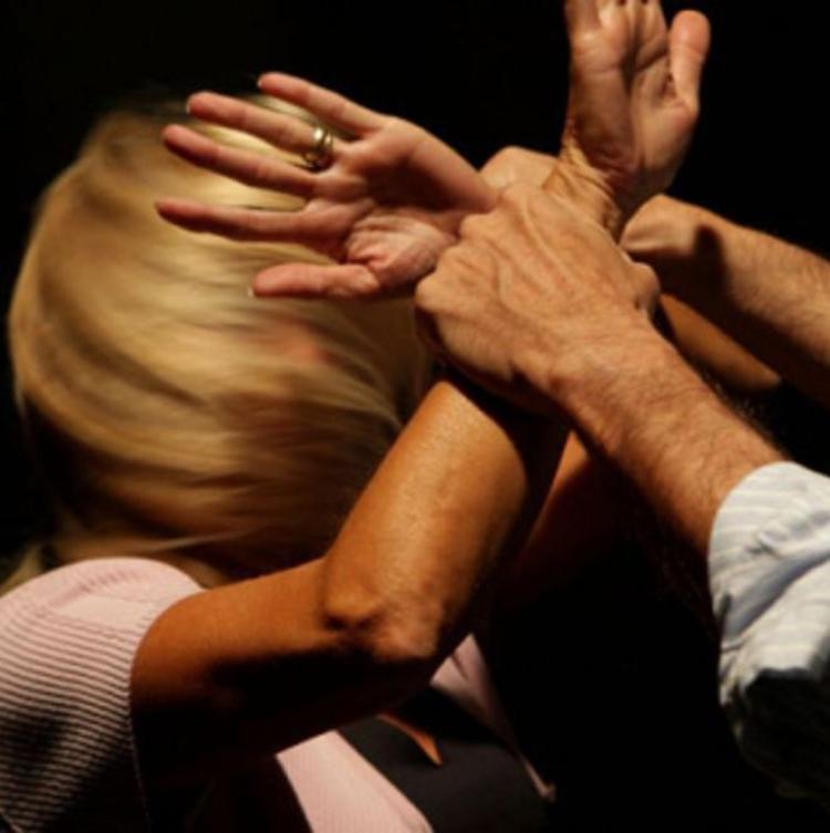 &laquo;Presa a botte e spiata&raquo;, l'ex davanti al giudice