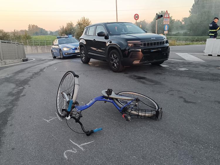 Ciclista travolto da un’auto, interviene anche l’elisoccorso
