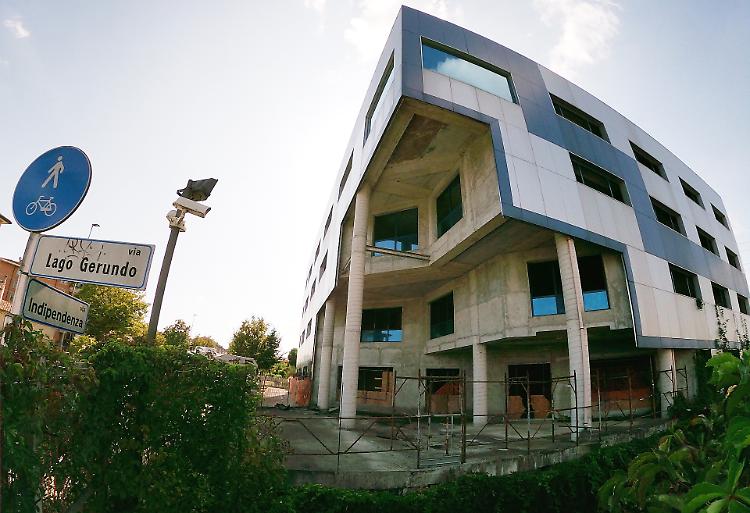 L'ecomostro di via Indipendenza va all'asta