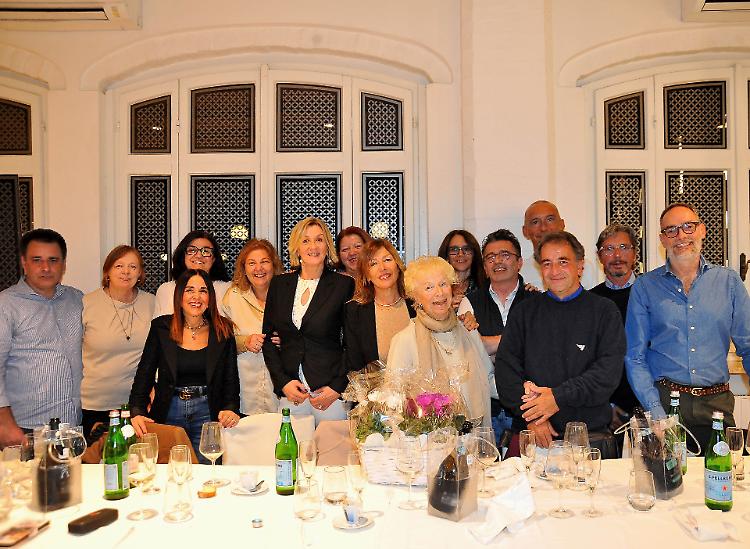 Cinquant’anni dopo, la classe degli anni ’70 ritrova la sua maestra