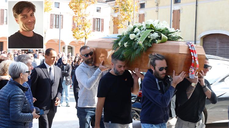 L'addio a Elis: l'ultimo saluto tra ricordi e lacrime