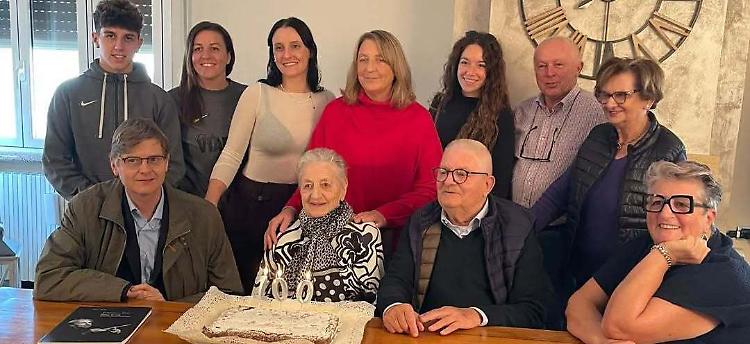 Dina compie 100 anni: festa con la famiglia e il sindaco