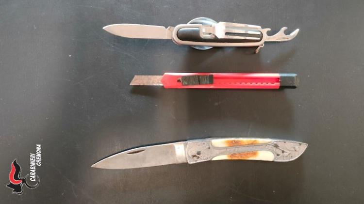 Crea caos in un locale e aggredisce i carabinieri, 22enne nei guai