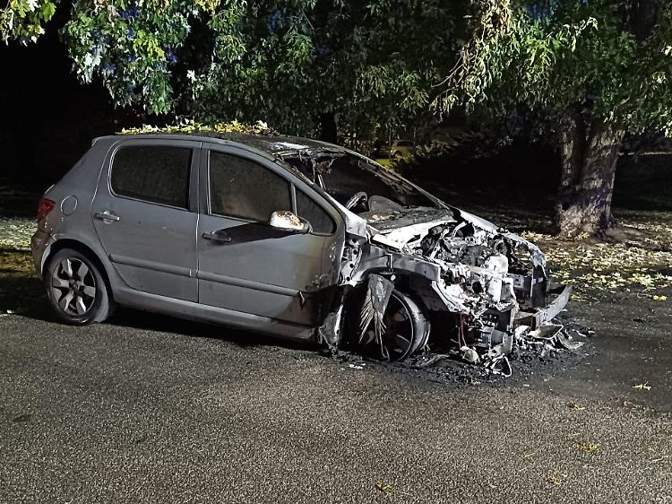 Auto a fuoco davanti al parco pubblico, intervengono i vigili del fuoco