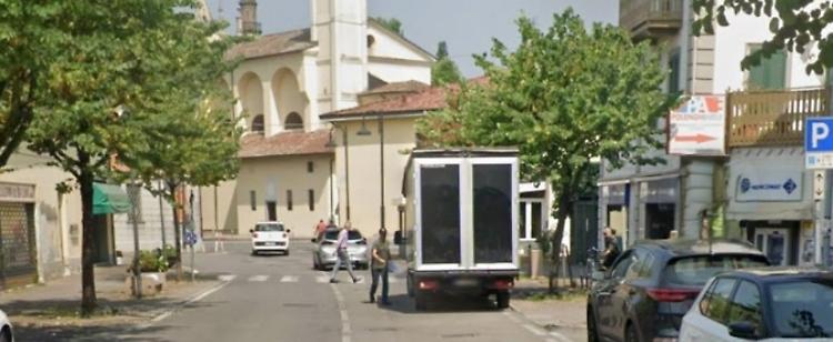 Cazzotti alle auto e botte ai vigili: nei guai