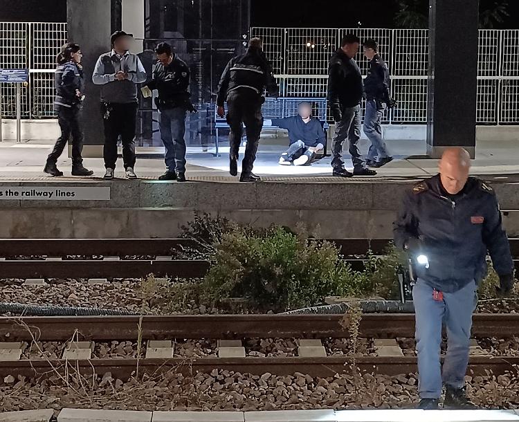 Rissa in stazione: giovane ferito e treno bloccato