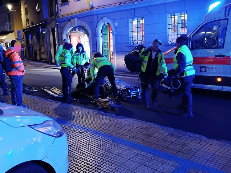 Urtato da un ciclista: ferito 75enne