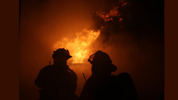 Luminarie di Natale in bilico dopo l’incendio che ha devastato la Nuova Neon