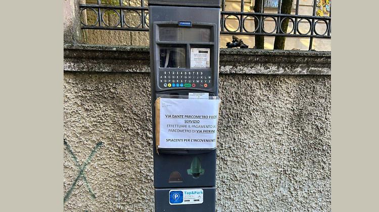 Parcometro in tilt in via Dante, pagare diventa una sfida