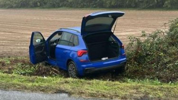 Scappa dai carabinieri e finisce nel campo, 30enne denunciato