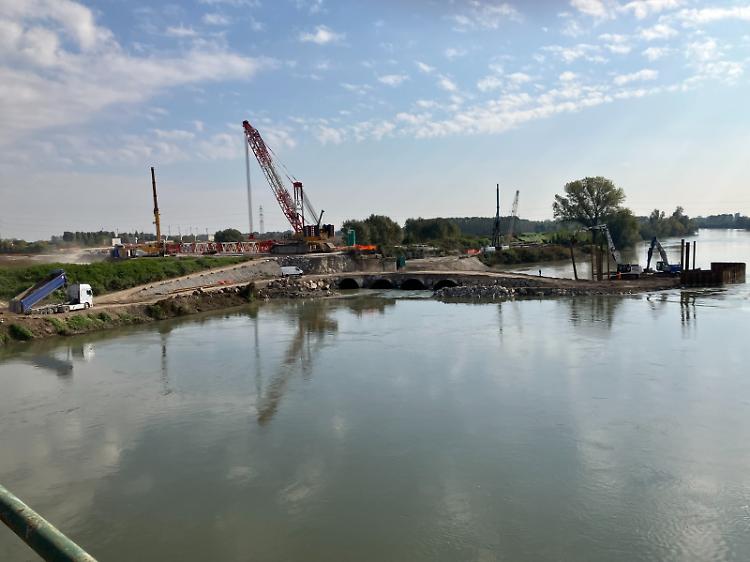 Nuovo ponte ferroviario sull&rsquo;Oglio, in corso la realizzazione del guado