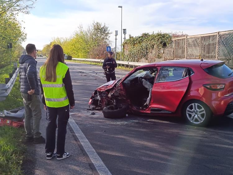 Schianto frontale sulla tangenziale: due feriti e strada chiusa