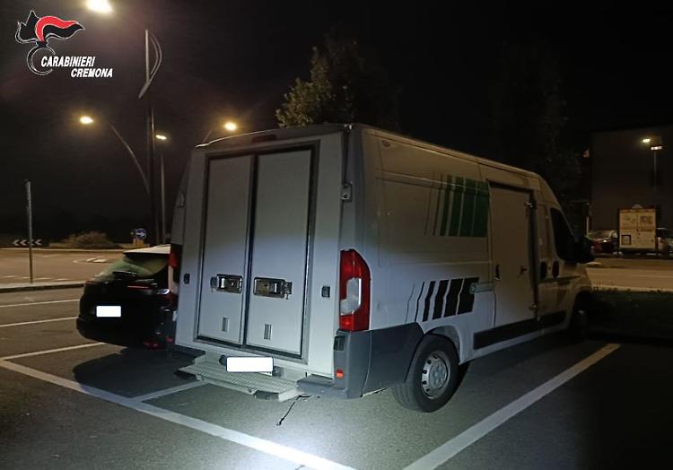 Tentato furto in un'azienda cosmetica, è caccia ai malviventi