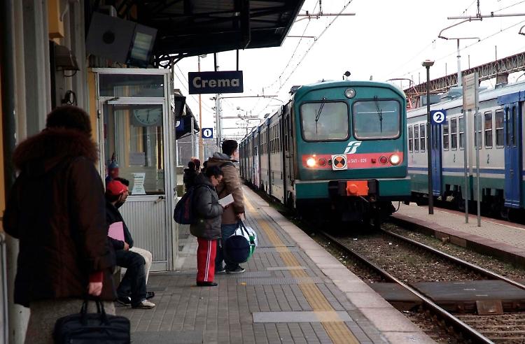 Guasto al passaggio a livello, mattinata di caos sui binari