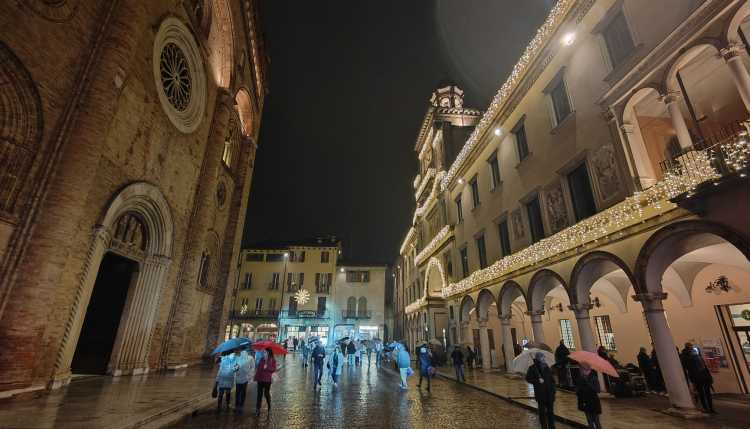 Natale salvo: luci ridotte, ma la festa ci sarà