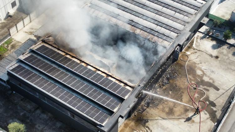 Incendio alla Far Electric di Pianengo, vigili del fuoco al lavoro