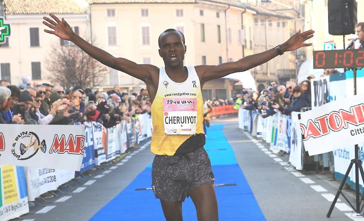 Maratonina: Cheruiyot da record, podio con i colori del Kenya
