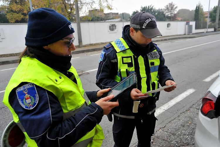 Furto sventato al supermercato, nei guai anche il ladro velocista