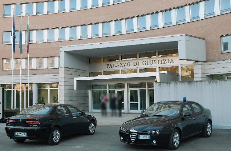 Pazienti palpeggiate, tre anni al medico