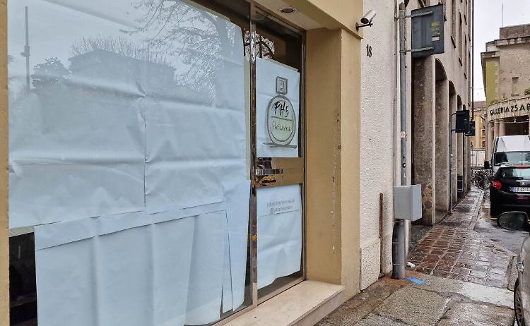 Razzia di profumi, il colpo in pieno centro