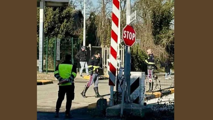 Sbarre travolte da un mezzo pesante a Ponte Adda