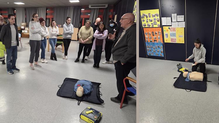 Lezione affollata per imparare a salvare una vita con il defibrillatore
