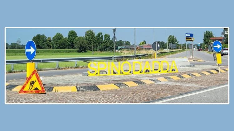 Scritte «insicure» sul tavolo del prefetto