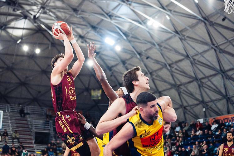 Scafati piega la Juvi 74-64:  ci prova Garrett 