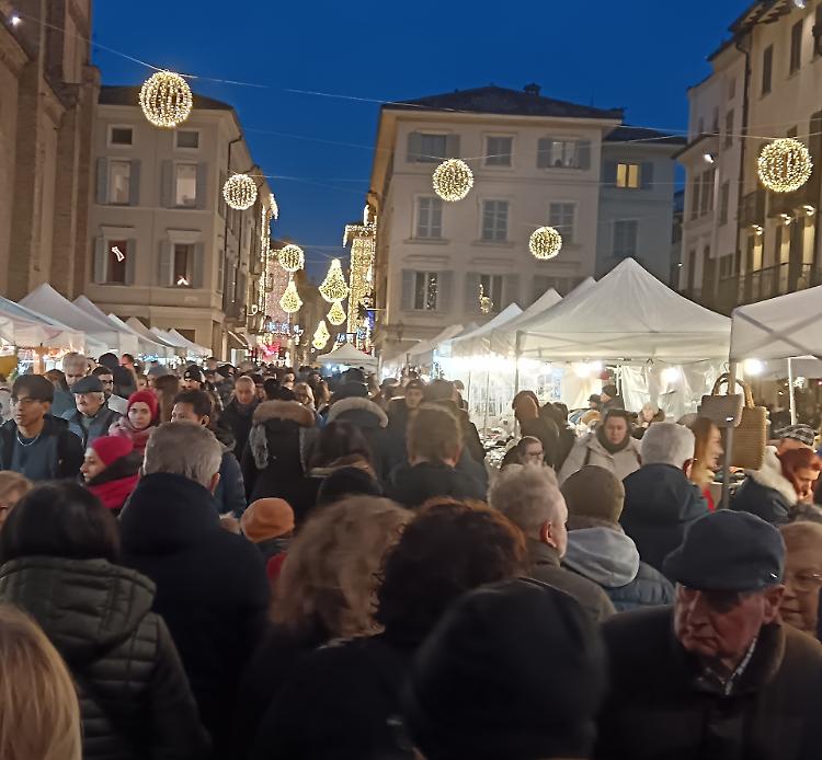 Neve in piazza e luminarie: a Crema assalto al centro