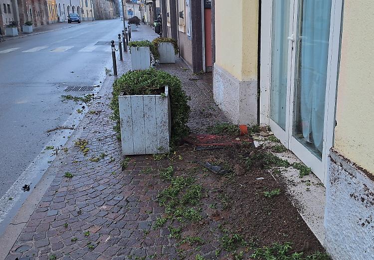 Auto falcia le fioriere e fugge nella notte