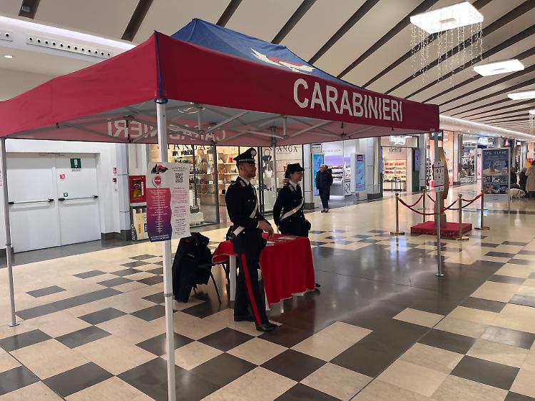 Carabinieri in campo contro i borseggi: informazione e controlli tra la folla