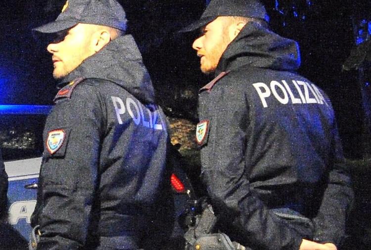 Troppi gli ospiti in casa, la polizia &lsquo;caccia&rsquo; tutti