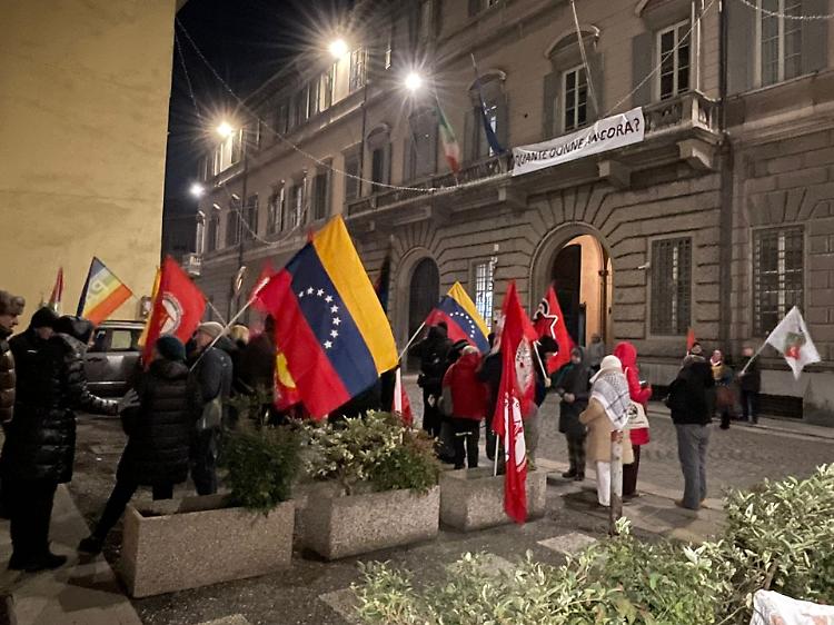 Protesta contro Trump davanti alla Prefettura: presidio pro Venezuela