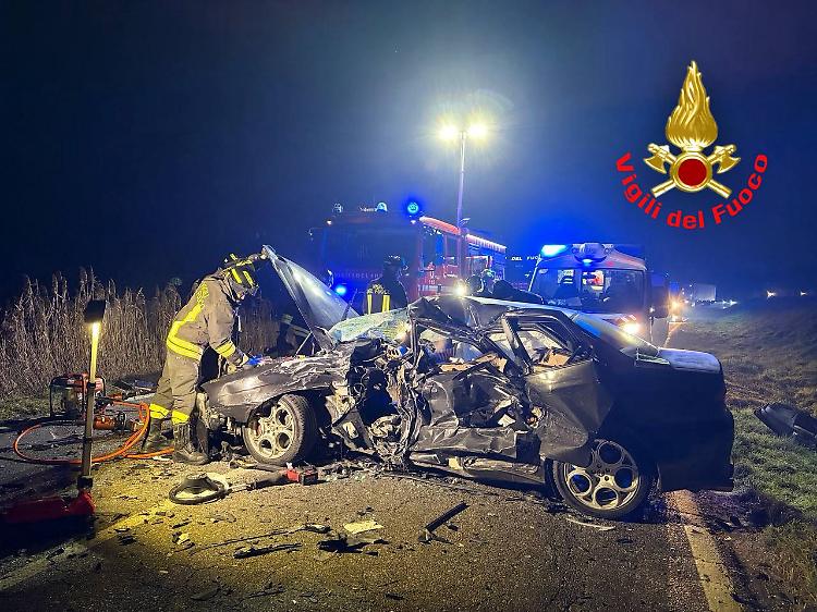 Schianto, 31enne cremasco incastrato fra le lamiere