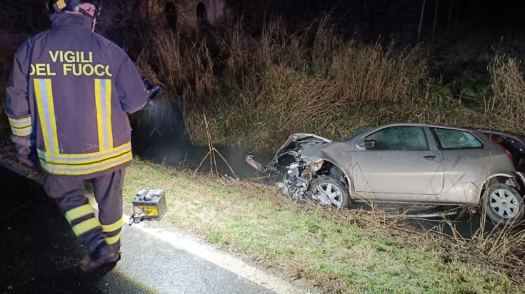 Fuori strada all&rsquo;alba:  auto frinisce nel fosso