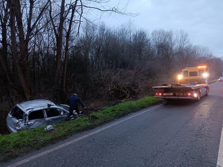 Fuoristrada in via Milano, auto nel fosso
