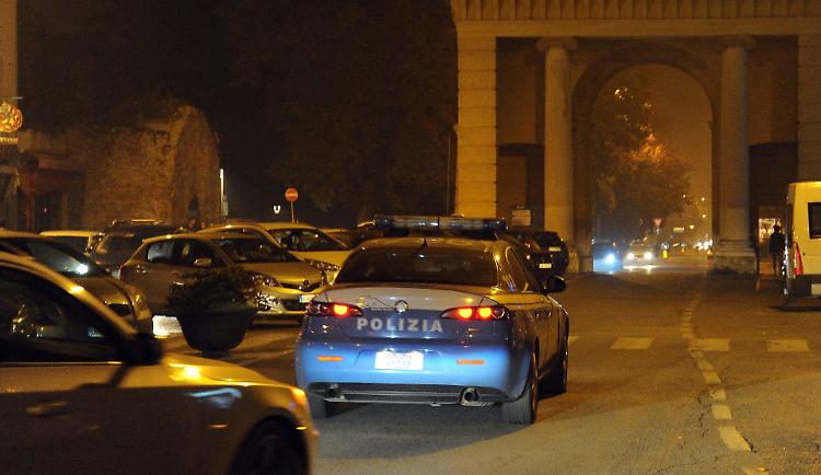 Si fermano in piazza per un panino: minacciati, picchiati e poi rapinati
