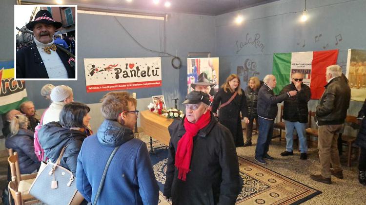 La citt&agrave; in lacrime per l&rsquo;amico degli ultimi