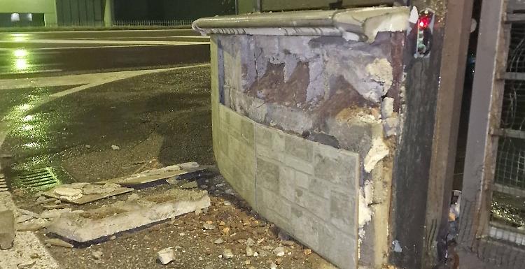 Camion pirata travolge il muro di una villa: danni ingenti