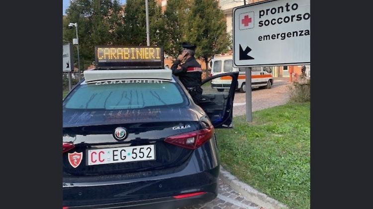 Si &ldquo;autodimette&rdquo; dall'ospedale e ruba una carrozzina, preso