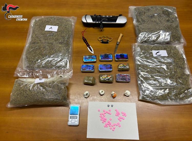 Oltre tre chili di droga nell'appartamento, scacco allo spacciatore
