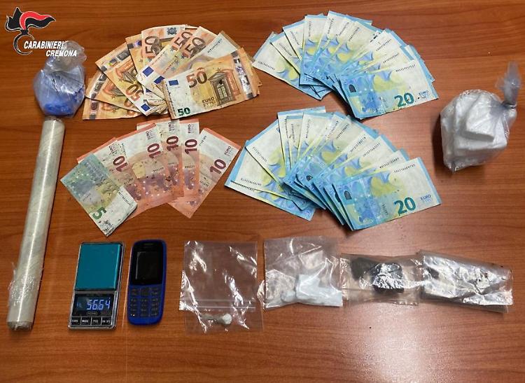 Scoperta fiorente attivit&agrave; di spaccio scoperta: arrestato 26enne gi&agrave;  ricercato