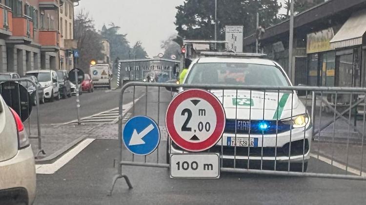 Portale abbattuto da un pullman sul ponte di via Cadorna