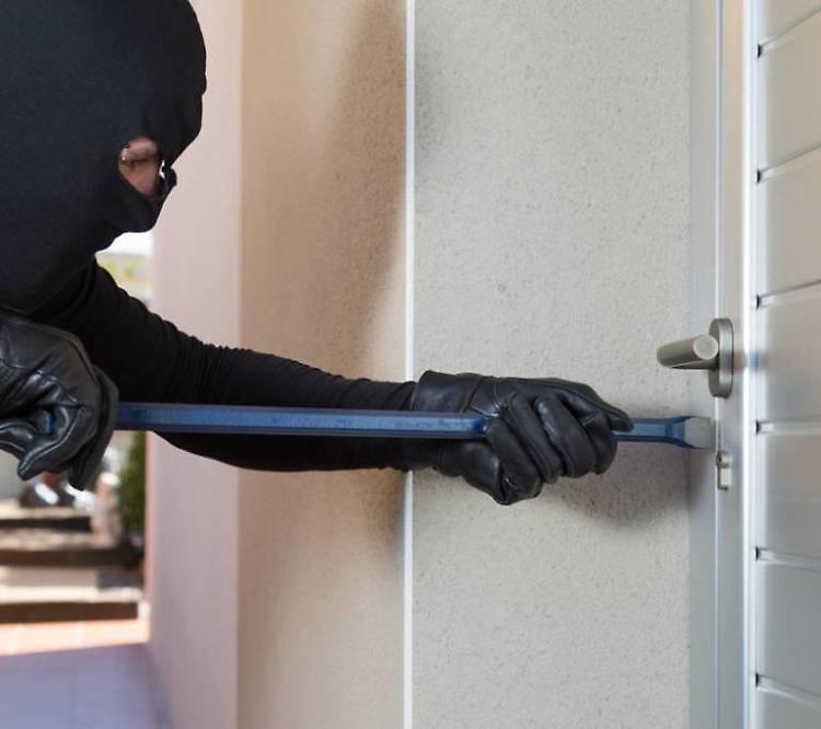 Raid mentre la famiglia cena